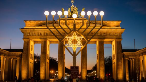 Berlin: Jedes Jahr wird ein zehn Meter hoher Chanukka-Leuchter vor dem Brandenburger Tor aufgestellt. 