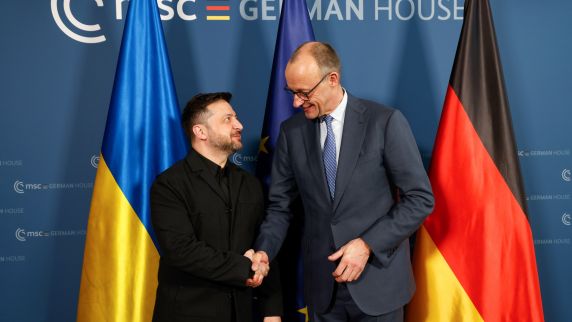 Der ukrainische Präsident Wolodymyr Selenskyj (l) und Bundeskanzler Friedrich Merz auf der Münchner Sicherheitskonferenz 2026.
