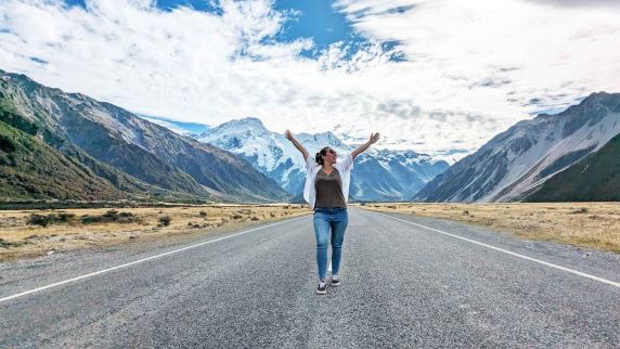 Anne-Sophie auf dem Weg zum Hooker Valley Trek in Neuseeland