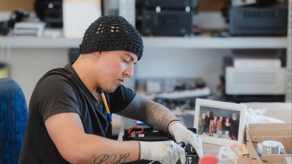 Diego Camilo an seinem Arbeitsplatz