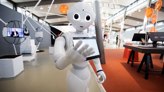 Roboter „Pepper“ kommuniziert mit Journalisten und Gästen in der Ausstellung „Out of Office“
