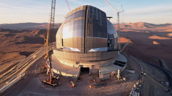 Eine große Baustelle in einer sandigen Landschaft 