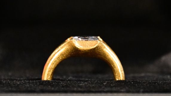 Ein goldener Ring mit kleinem farblosen Schmuckstein