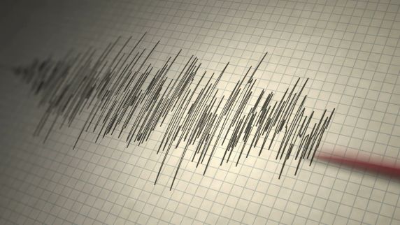 Ein Seismograf zeichnet Kurven auf.
