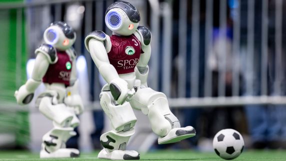 Beim RoboCup spielen Roboter auch Fußball. 
