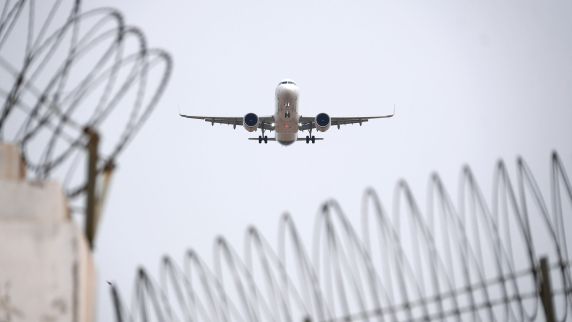 Flugzeug und Zäune