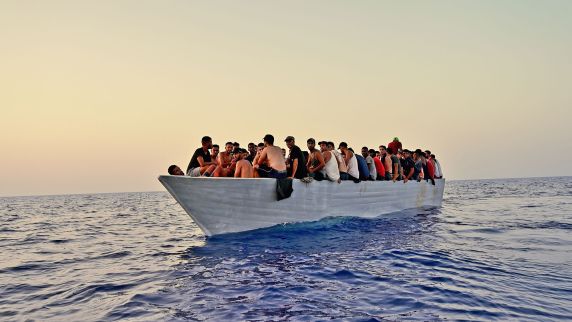 Flüchtlinge auf einem überfüllten Boot
