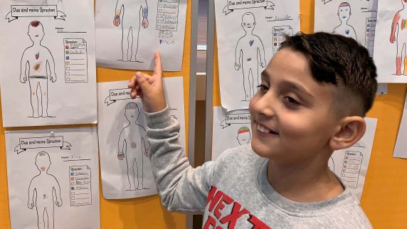 "Sprach-Checker" Imran in einem Vorbereitungsprojekt für das "Forum Deutsche Sprache". Das Thema: Mehrsprachigkeit bei Kindern.