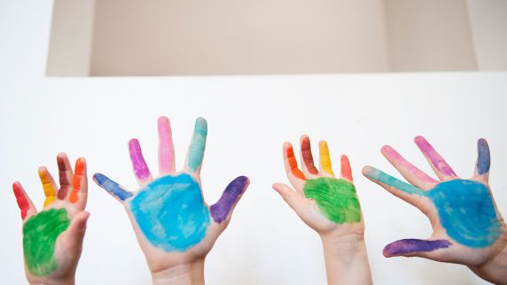 Schule macht Spaß: Kinder heben ihre Hände