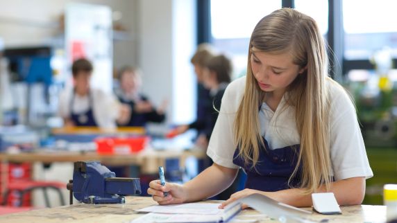 Theorie trifft Praxis: der Vorteil der dualen Ausbildung