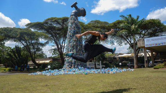 Aktivist Benjamin von Wong vor einem Plastik-Kunstwerk in Nairobi 