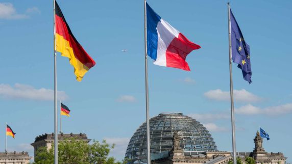 Die Flaggen Deutschlands und Frankreichs vor dem Reichstagsgebäude 