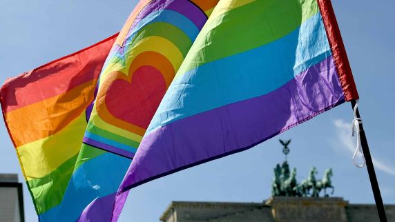 Regenbogenflagge vor dem Brandenburger Tor