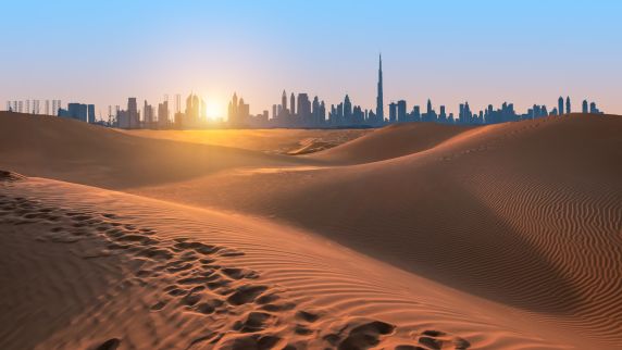 In der Wüste der Vereinigten Arabische Emirate soll durch Solarparks Regen entstehen. 