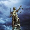 xxxEine Frauenskulptur mit Augenbinde und einer Waage in der Hand