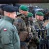Deutsche und polnische Soldaten stehen in Reihe nebeneinander