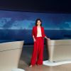 Junge Frau steht in Nachrichtestudio