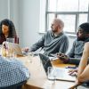 Menschen arbeiten in einem Büro zusammen