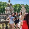 Chinesische Touristinnen am Zwingerhof mit Kronentor in Dresden 