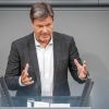 Bundeswirtschaftsminister Habeck spricht im Bundestag über die Nationale Wasserstoffstrategie.