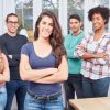 Junge Studentin und Start-up-Gründerin mit Team im Coworking Büro
