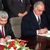 Helmut Kohl und Jan Krzysztof Bielecki unterzeichnen den Vertrag.