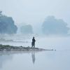 Ein Angler am deutsch-polnischen Grenzfluss Oder