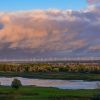 Viele Windräder auf einem Feld mit dramatischen Wolken darüber