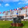 Landesflaggen und Denkmal für die Menschenrechte am Haupteingang des Europapalasts, dem Sitz des Europarats (Council of Europe / CoE) 