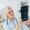 Ärztliche Leistungen bezahlen in Deutschland die Krankenkassen. Ärztliche Leistungen bezahlen in Deutschland die Krankenkassen.