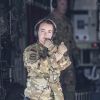 Eine Soldatin steht in der Öffnung eines Militärfliegers