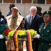 Bundespräsident Frank-Walter Steinmeier legt am Denkmal im Memorial Park von Songea einen Kranz nieder.