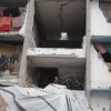 Menschen in einem zerstören Gebäude in Gaza-Stadt
