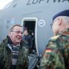 Deutschlands Verteidigungsminister Pistorius spricht in Norwegen mit einem Bundeswehrsoldaten 