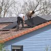 Montage von Solarpanels auf einem Hausdach 