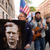 Bonhoeffer-Porträt bei einer Pro-Israel-Demonstration in New York 2024