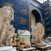 Antike Skulpturen stehen vor dem Ischtar-Tor im Pergamonmuseum.
