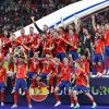 Die siegreiche spanische Nationalmannschaft mit dem EM-Pokal 