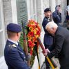 Bundespräsident Frank-Walter Steinmeier legt einen Kranz nieder.