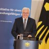 Bundespräsident Frank-Walter Steinmeier spricht am Rednerpult 