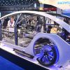 Auf einer Automobilmesse betrachten Besucher ein Auto ohne Karosserie. 
