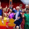 Bundespräsident Frank-Walter Steinmeier und seine Frau Elke Büdenbender stehen beim Bürgerfest von Bundespräsident Steinmeier im Park von Schloss Bellevue mit den jungen Artistinnen und Artisten vom Kinderzirkus Giovanni aus Hannover zusammen.  