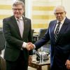 Der libanesische Ministerpräsident Nawaf Salam begrüßt den deutschen Außenminister Johann Wadephul in Beirut.