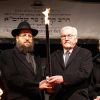 Rabbiner Yehuda Teichtal, Bundespräsident Frank-Walter Steinmeier und Elke Büdenbender entzünden am Sonntag die erste Chanukka-Kerze vor dem Brandenburger Tor. 