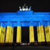 Das Brandenburger Tor wird zum vierten Jahrestag des Kriegsbeginns in den Farben der Flagge der Ukraine angestrahlt