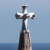 Turmspitze mit Kreuz vor  blauem Himmel