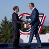 Frankreichs Präsident Emmanuel Macron begrüßt Bundeskanzler Friedrich Merz vor dem offiziellen Arbeitsdinner des G7-Gipfels in Évian-les-Bains.