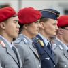 Soldaten und Soldatinnen stehen in einer Reihe.