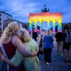 Das Brandenburger Tor leuchtet nach dem Anschlag auf den Berliner CSD in Regenbogenfarben. 