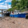 Boote auf trockenem Grund des Rheins